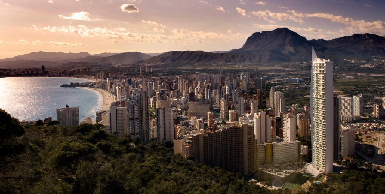 Apartamento familiar con terraza privada, parking gratuito y WiFi Benidorm Esterno foto