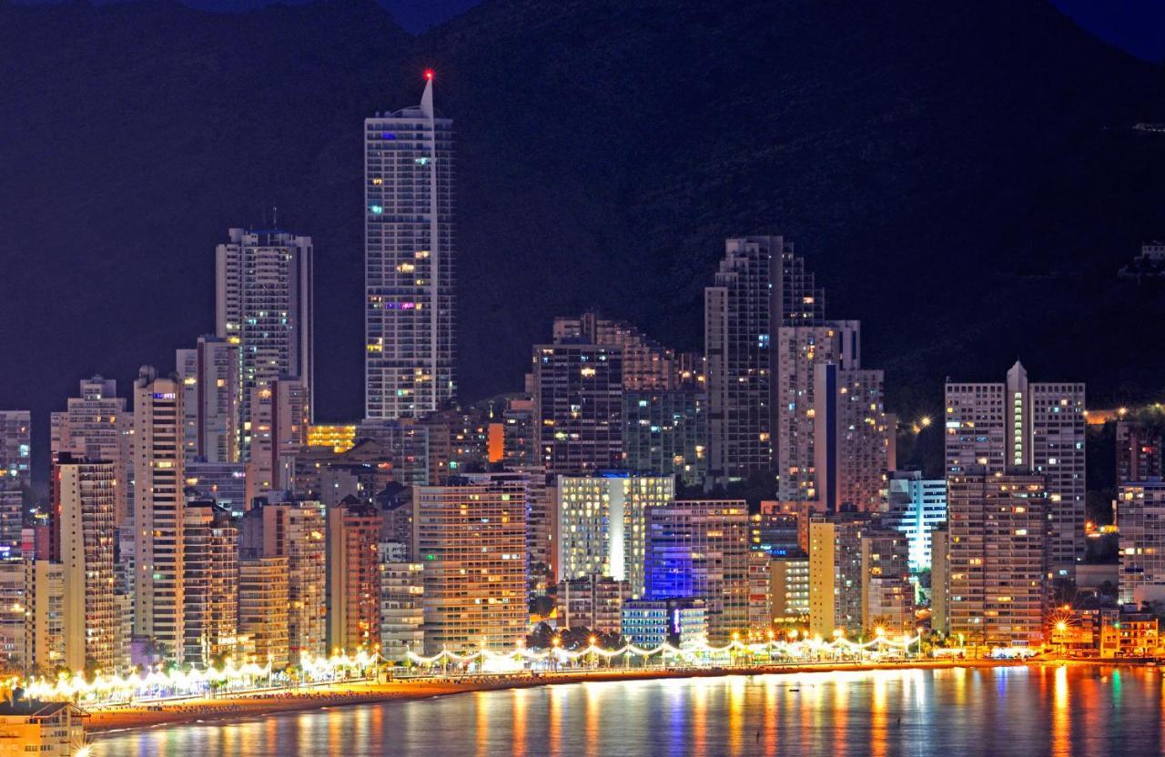 Apartamento familiar con terraza privada, parking gratuito y WiFi Benidorm Esterno foto