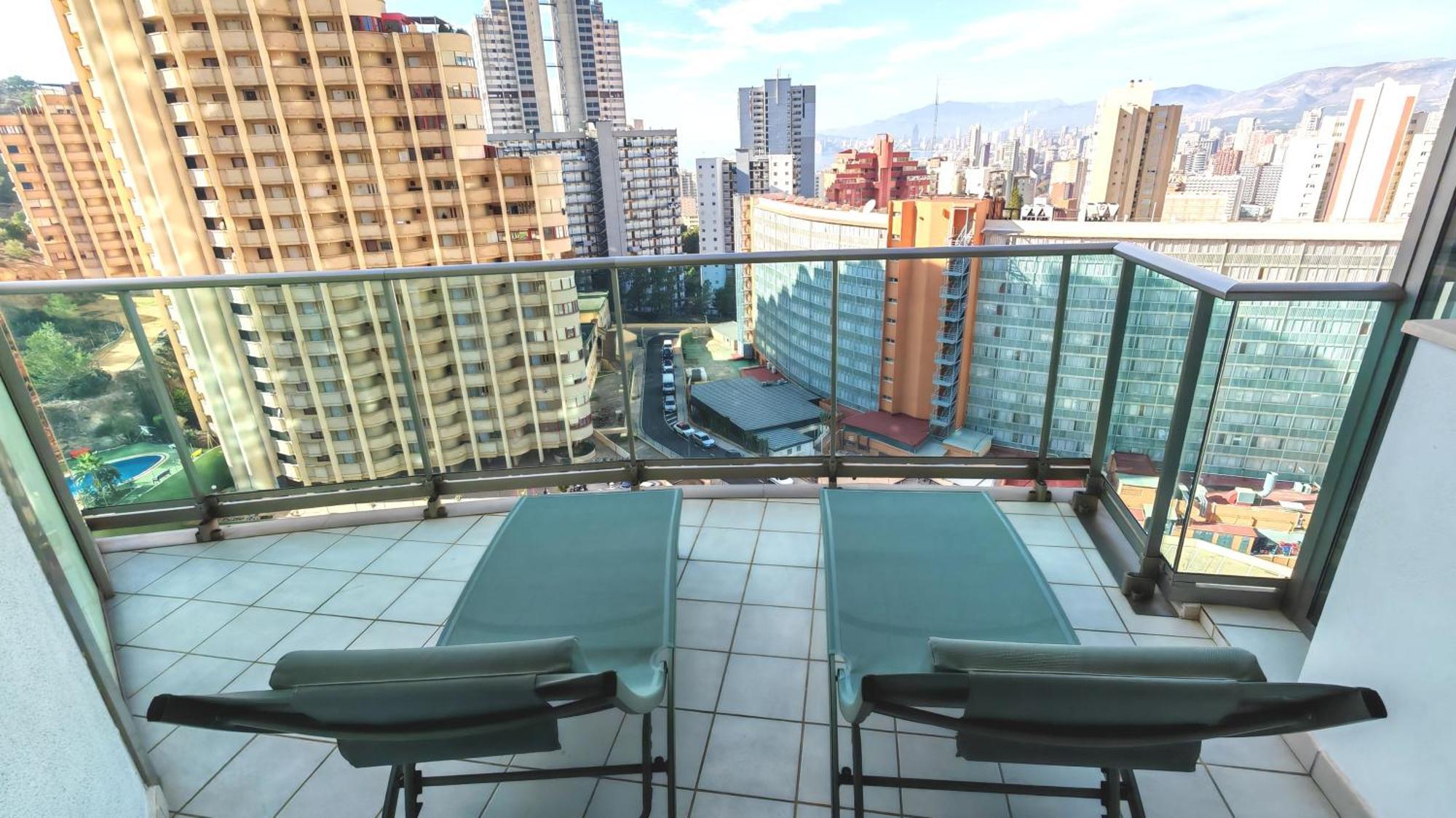 Apartamento familiar con terraza privada, parking gratuito y WiFi Benidorm Esterno foto