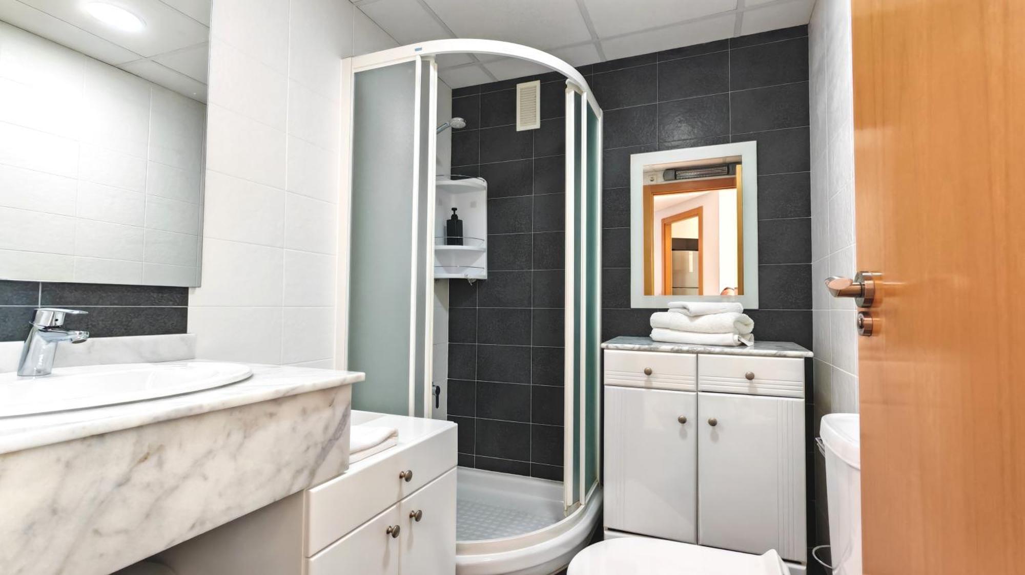 Apartamento familiar con terraza privada, parking gratuito y WiFi Benidorm Esterno foto