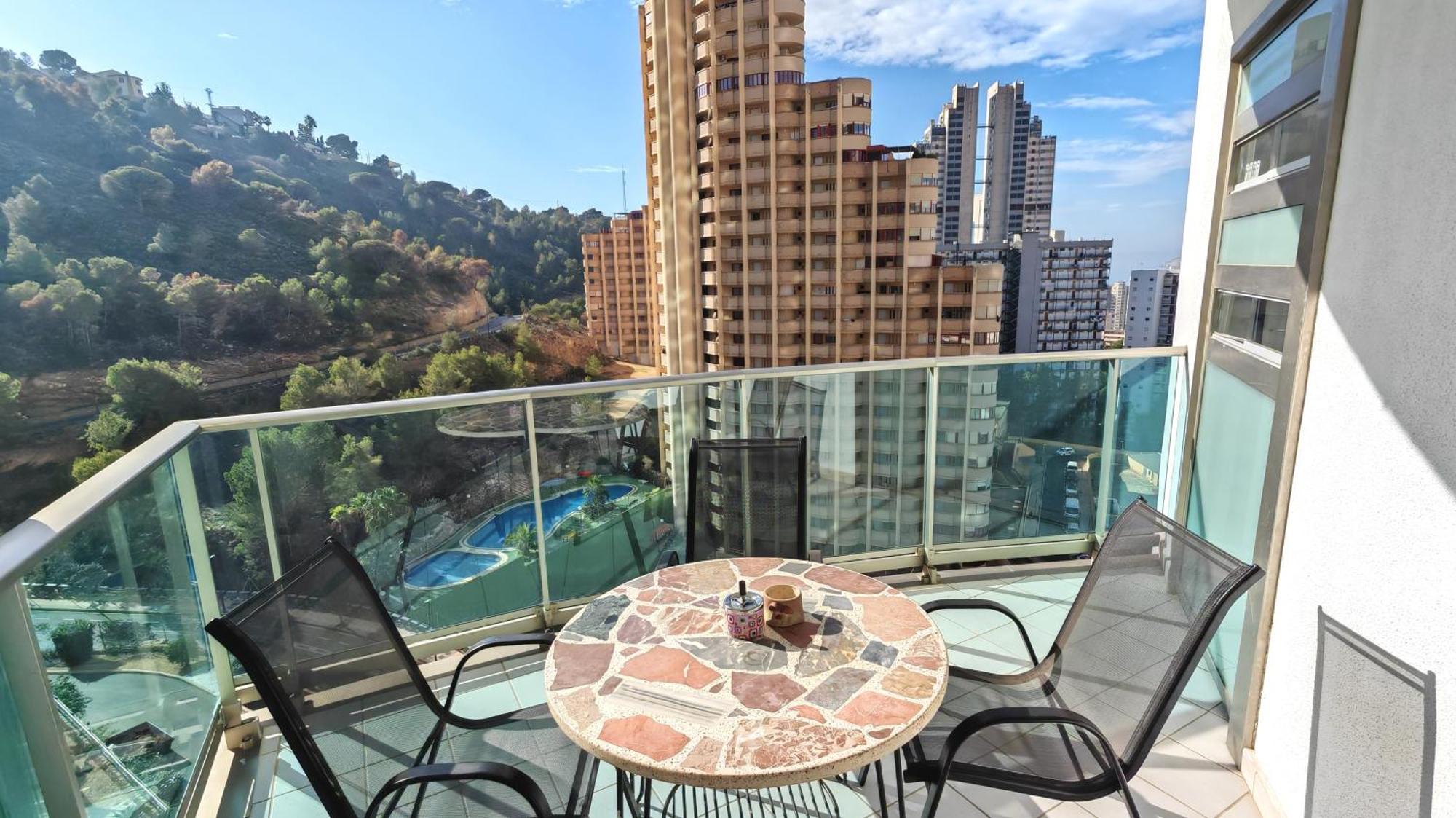 Apartamento familiar con terraza privada, parking gratuito y WiFi Benidorm Esterno foto